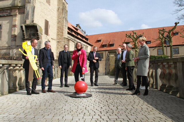 Die Ministerin an der Kugel (Foto: WRM Schloss Brake, Lemgo)