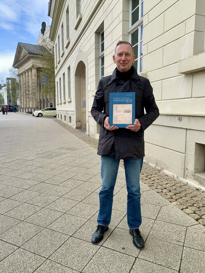 Der Autor Joachim Kleinmanns mit seiner Dokumentation vor dem Ferdinand-Brune-Haus (Foto: Lippischer Heimatbund)